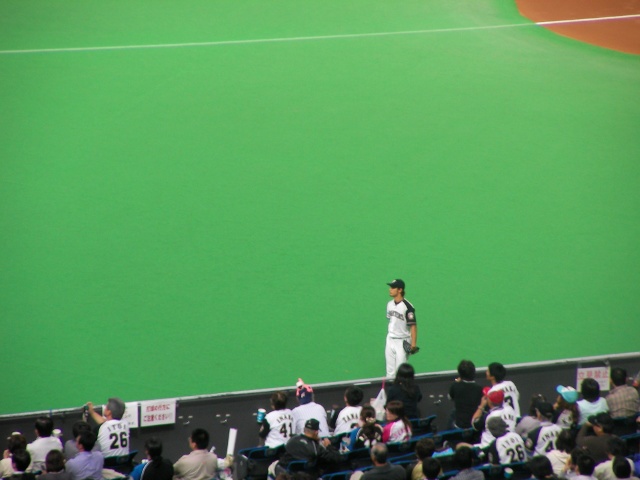 ベンチ前で投球練習するダルビッシュ